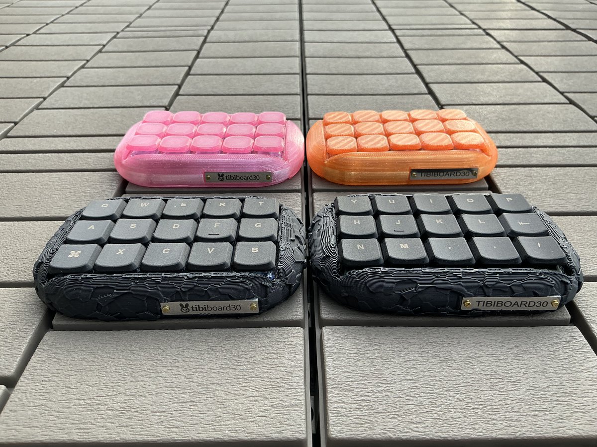 色とりどりのtibiboard30が4台並んだ写真